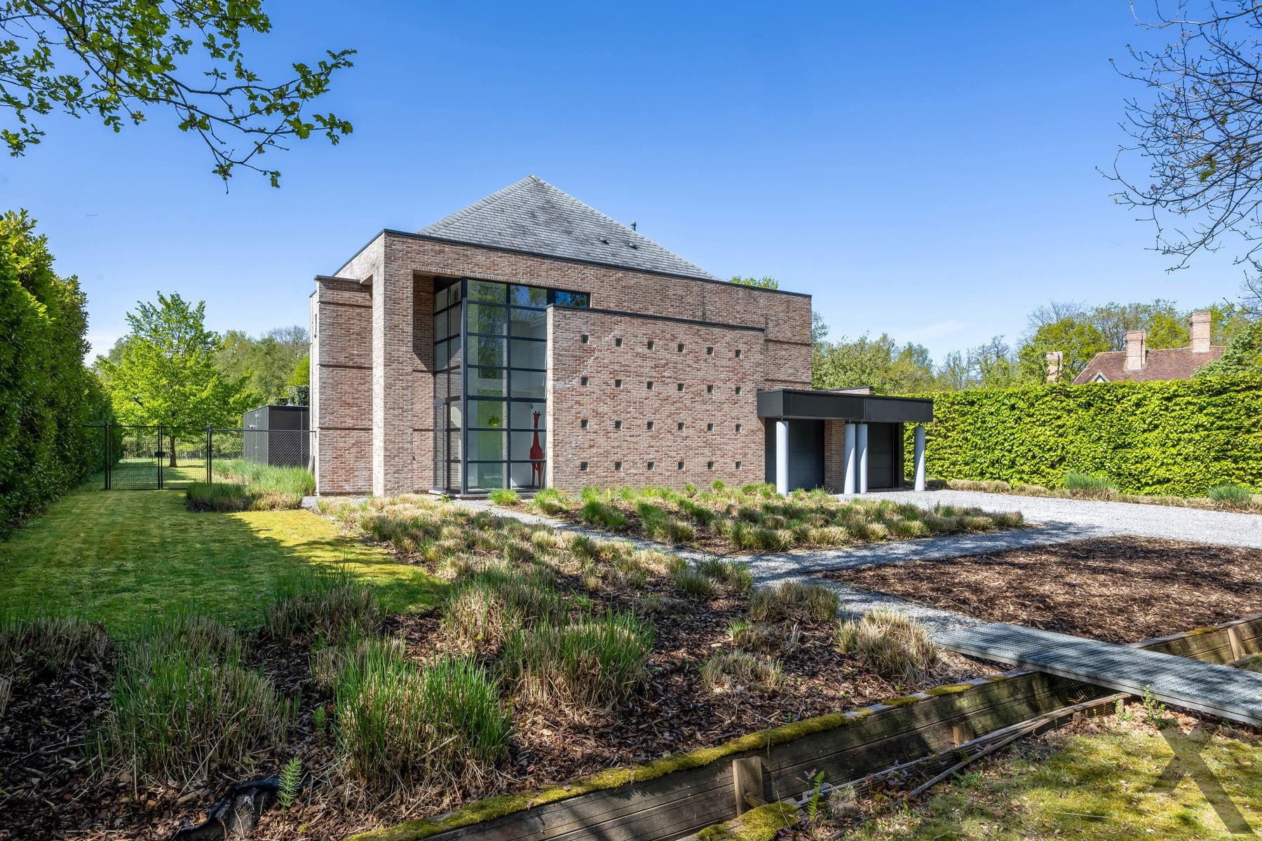 Tijdloze architecturale villa met weids zicht op natuur