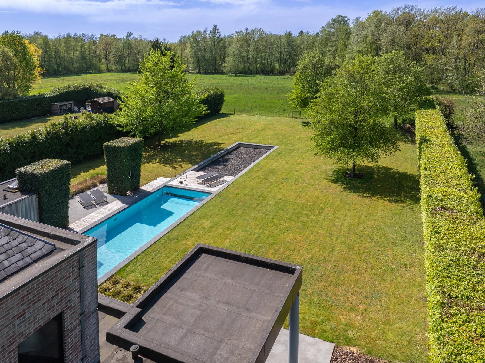 Tijdloze architecturale villa met weids zicht op natuur — foto 30