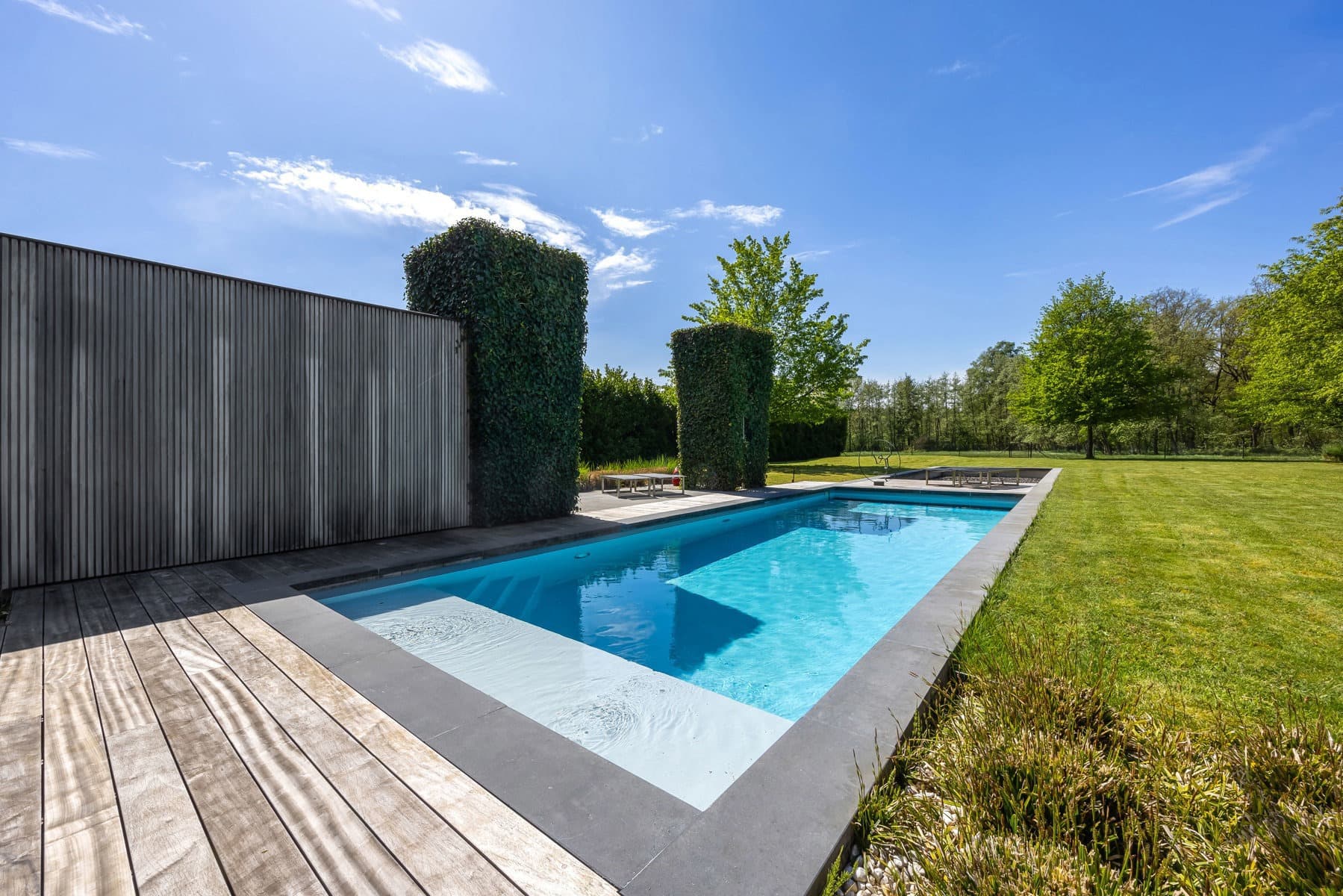 Tijdloze architecturale villa met weids zicht op natuur — foto 24