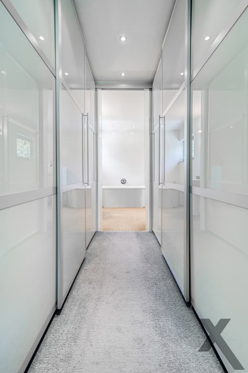 Tijdloze architecturale villa met weids zicht op natuur — foto 15