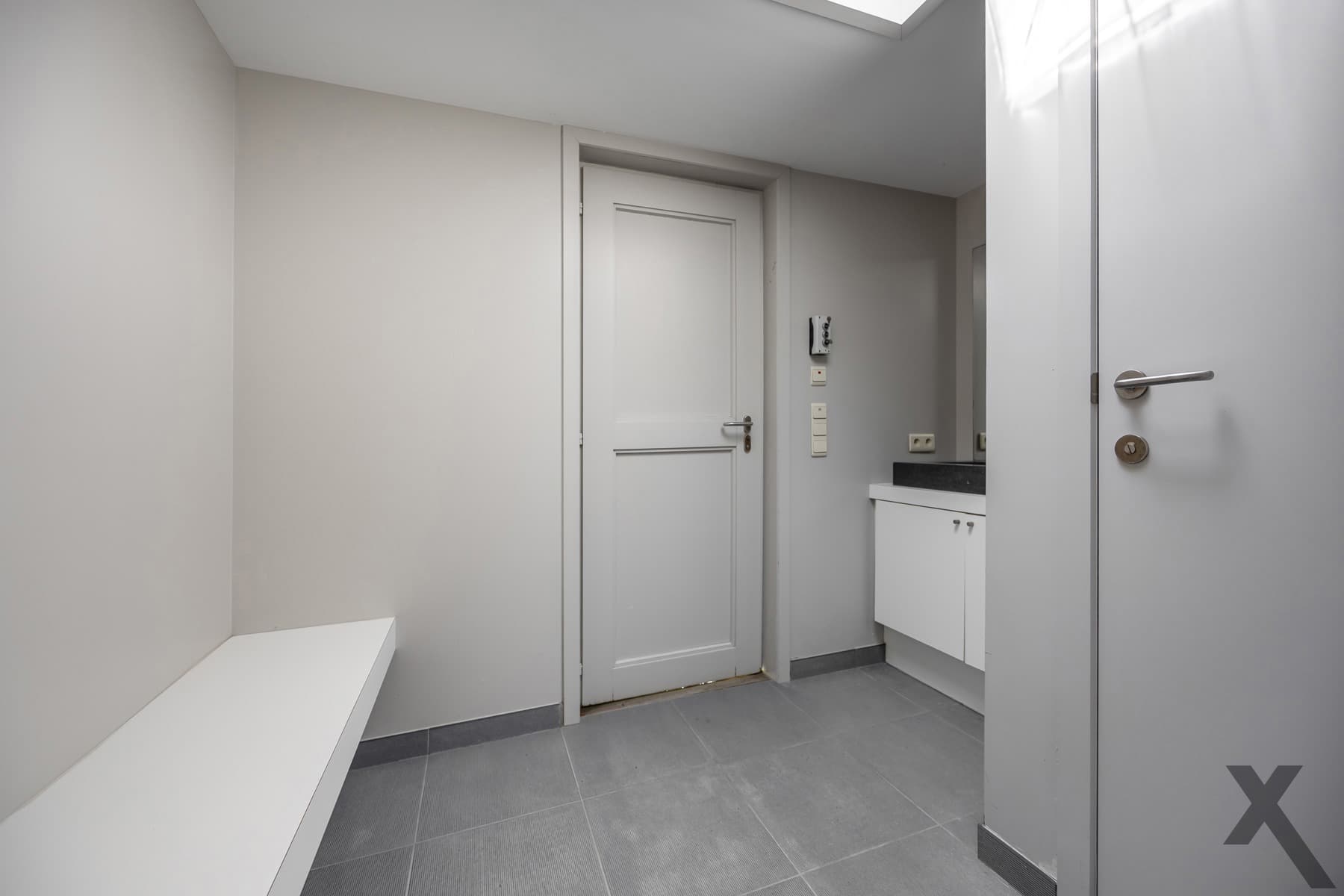 Tijdloze architecturale villa met weids zicht op natuur — foto 27