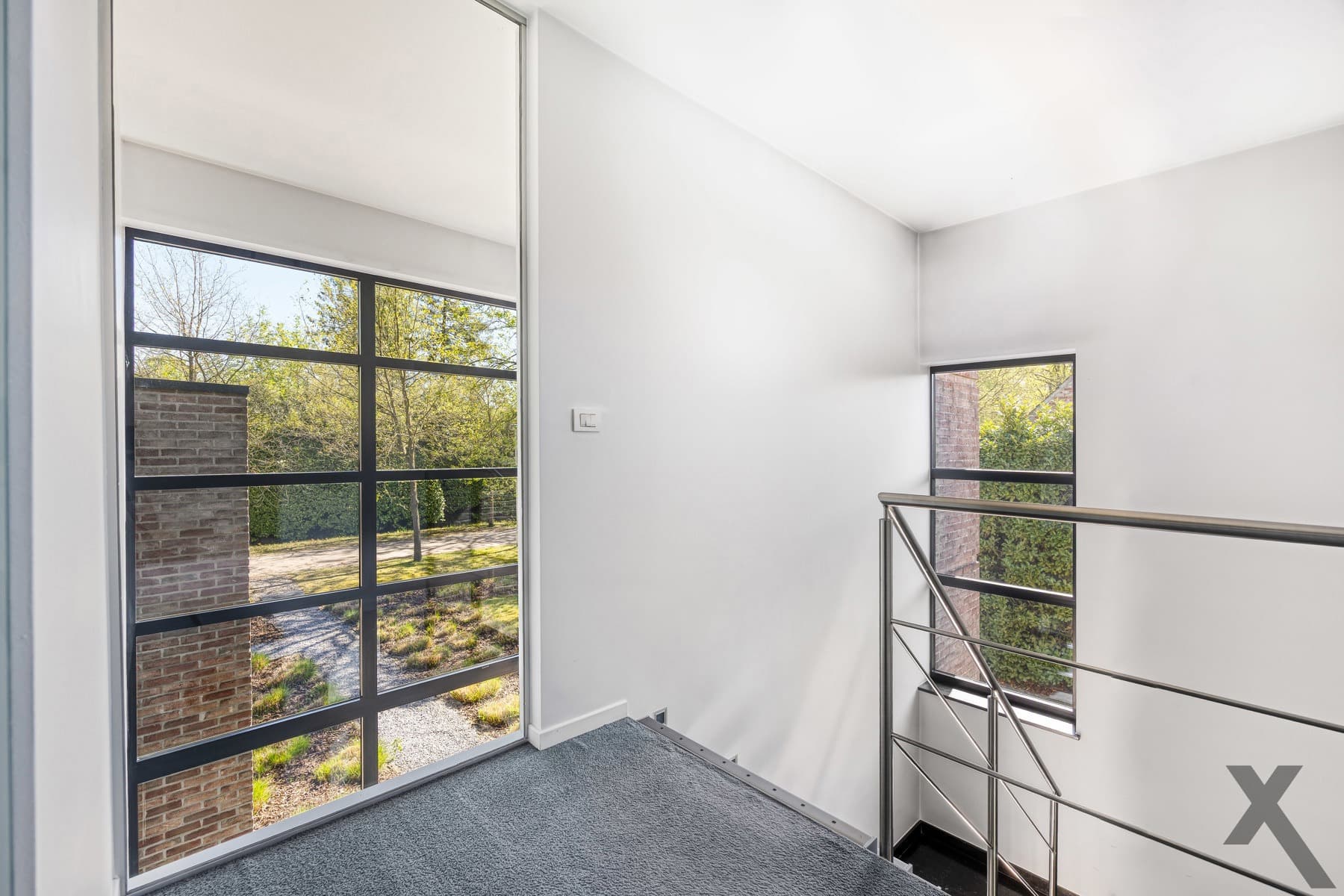 Tijdloze architecturale villa met weids zicht op natuur — foto 13