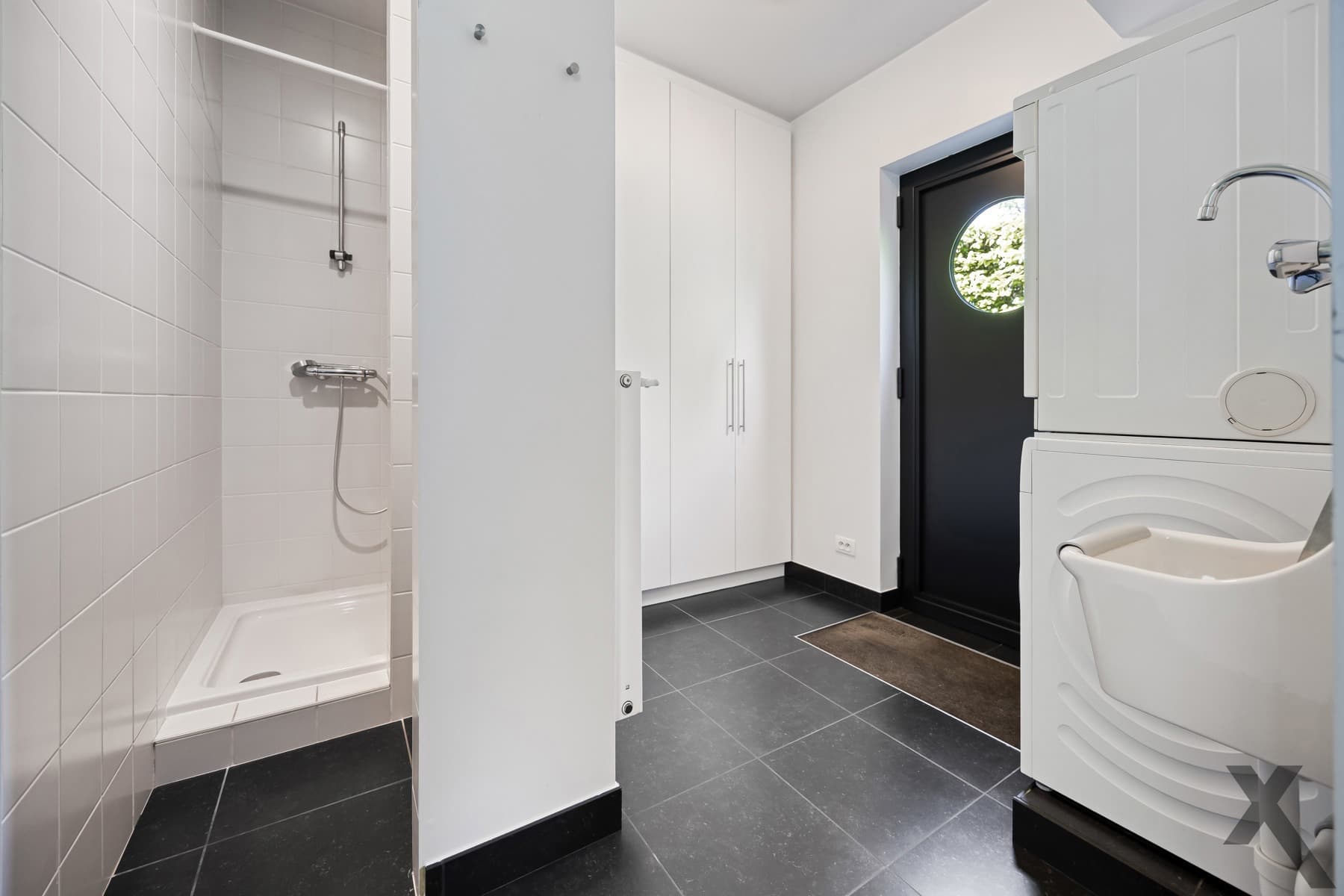 Tijdloze architecturale villa met weids zicht op natuur — foto 26