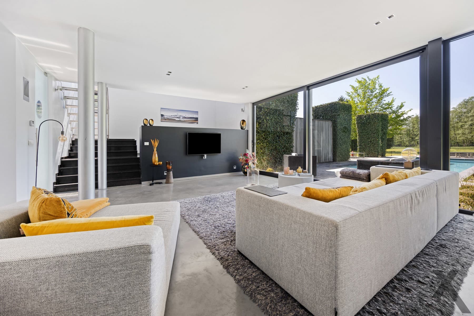 Tijdloze architecturale villa met weids zicht op natuur — foto 5