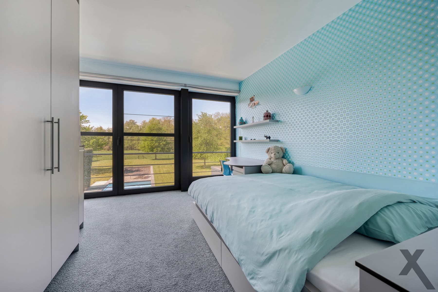 Tijdloze architecturale villa met weids zicht op natuur — foto 17