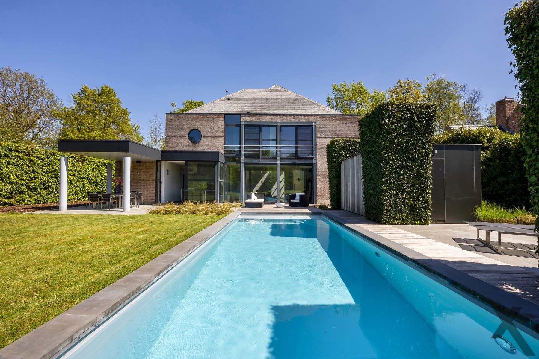Tijdloze architecturale villa met weids zicht op natuur — foto 22