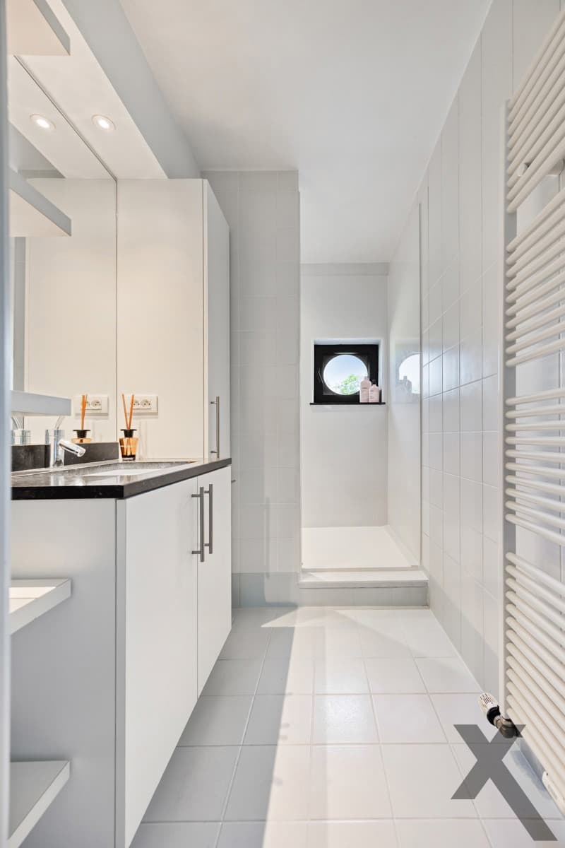 Tijdloze architecturale villa met weids zicht op natuur — foto 20