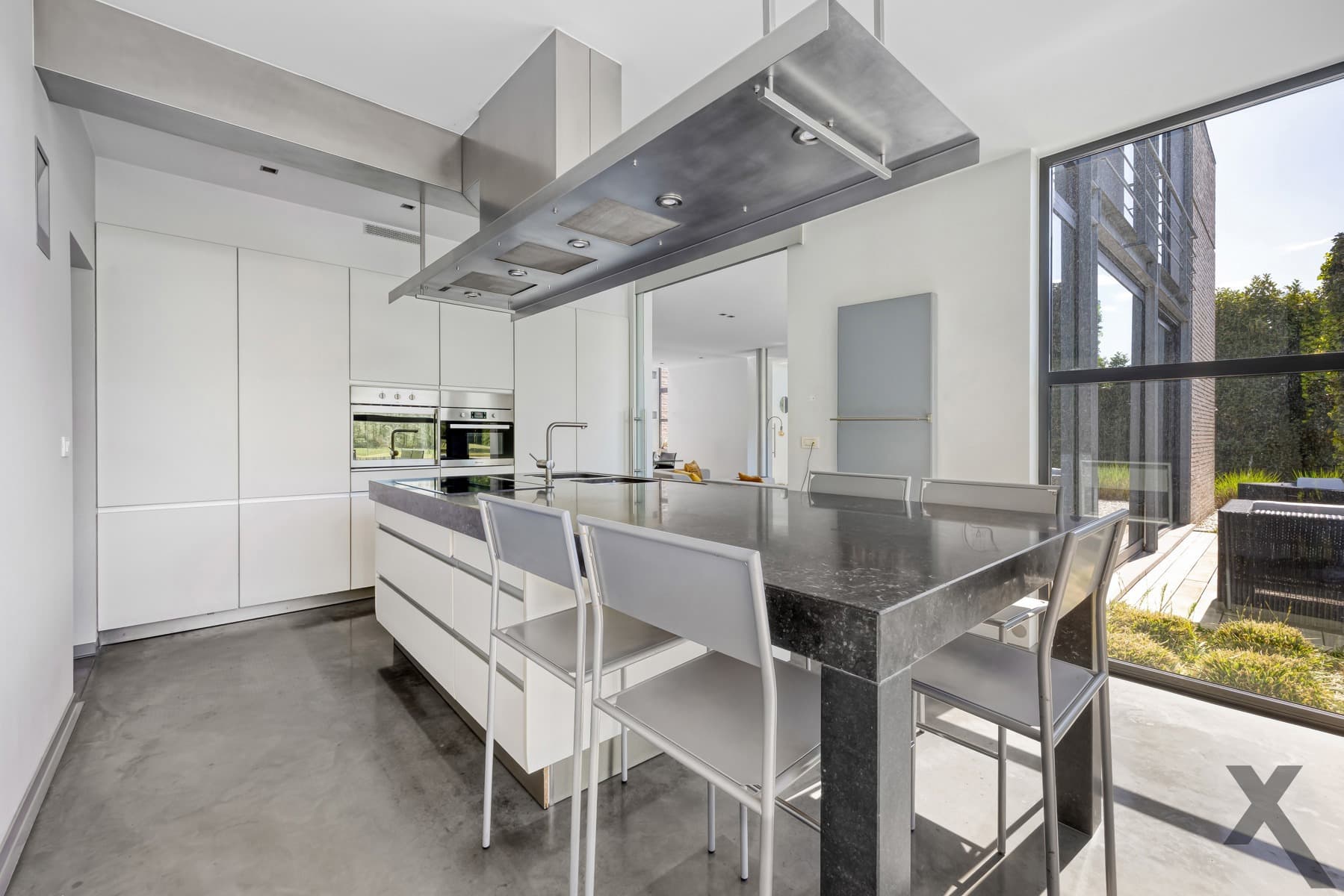 Tijdloze architecturale villa met weids zicht op natuur — foto 10