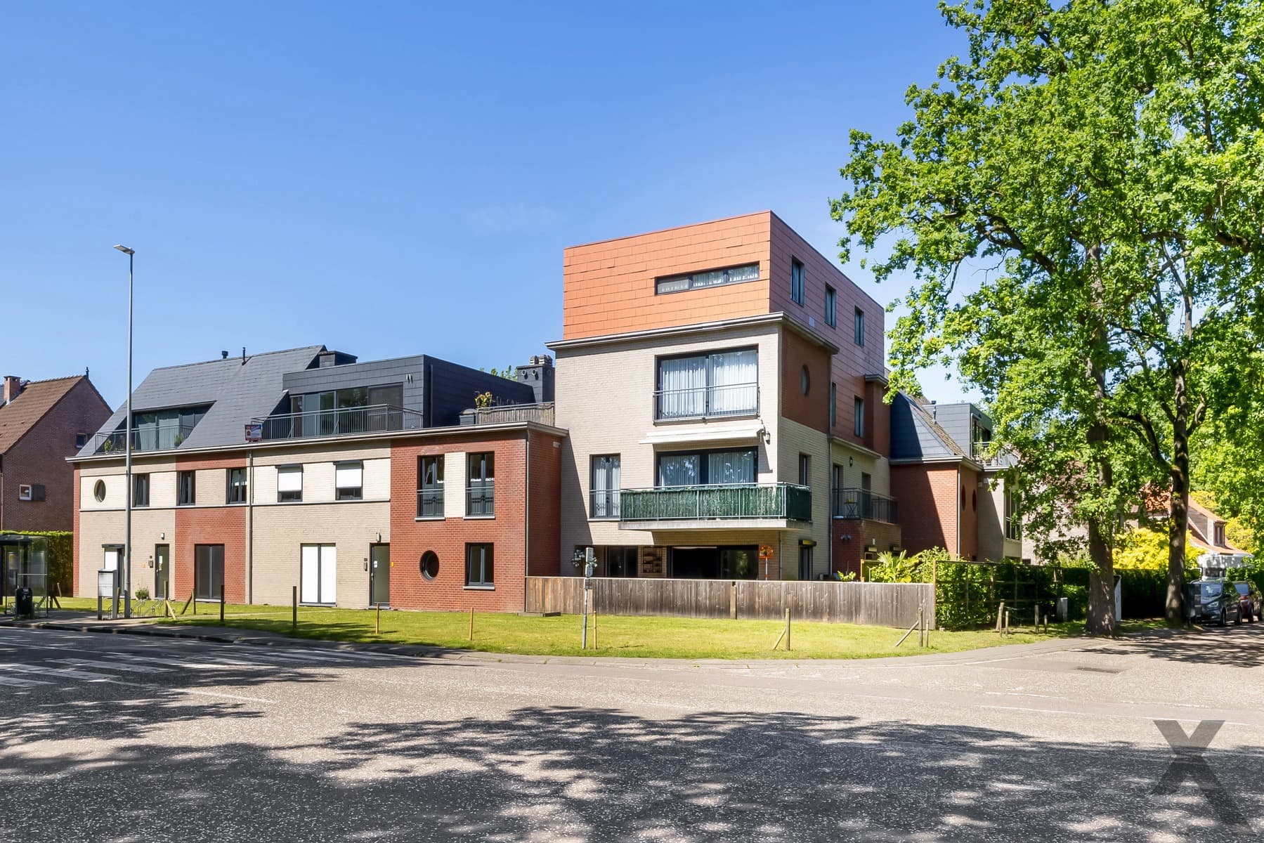 Mooi gelijkvloers hoekappartement met terras en tuintje
